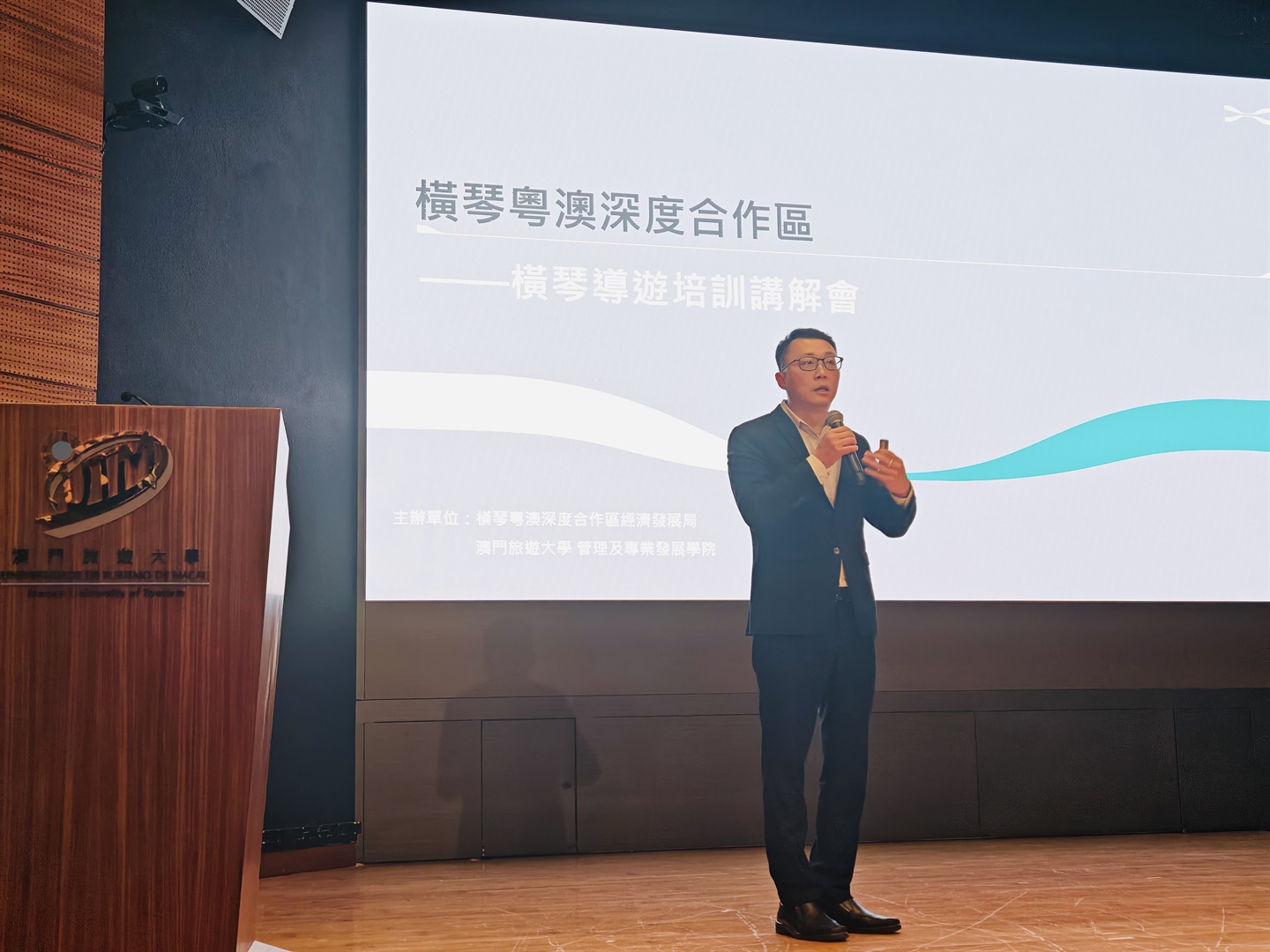 澳旅大與深合區經發局聯合舉辦“橫琴導遊培訓講解會” 助力港澳導遊跨境執業(Chinese only)