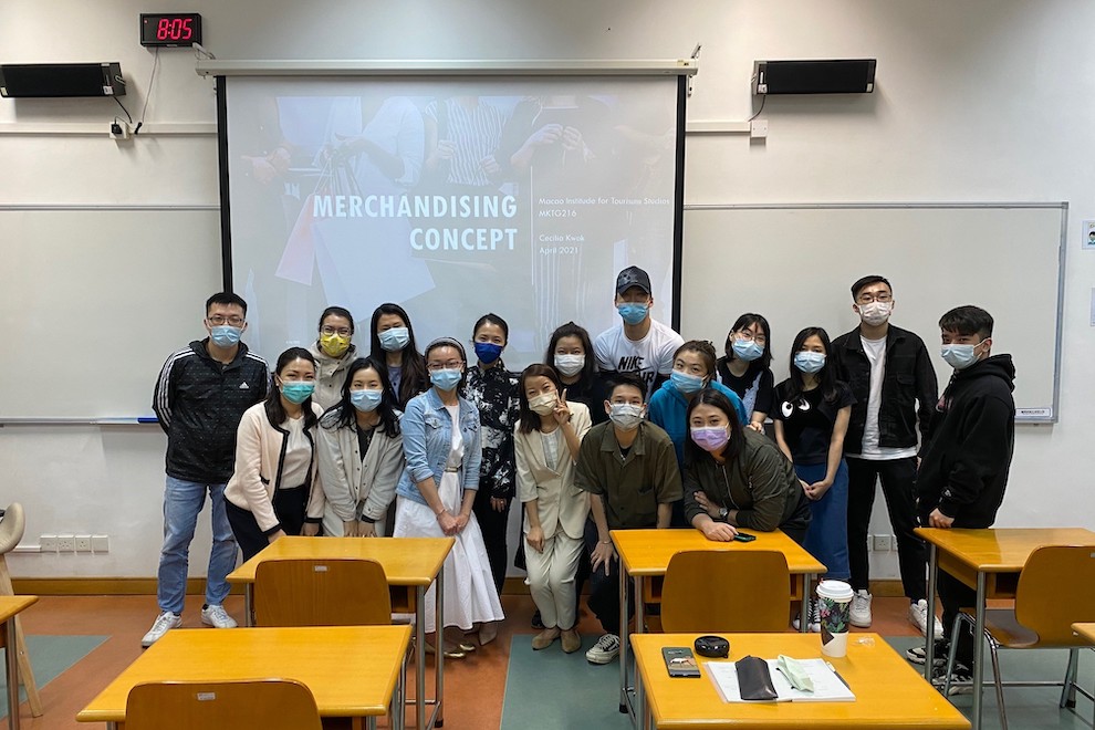 Students in Tourism Retail and Marketing Management Bachelor's Degree Programme (Chinese Medium) learn about merchandising from Swatch Group executive