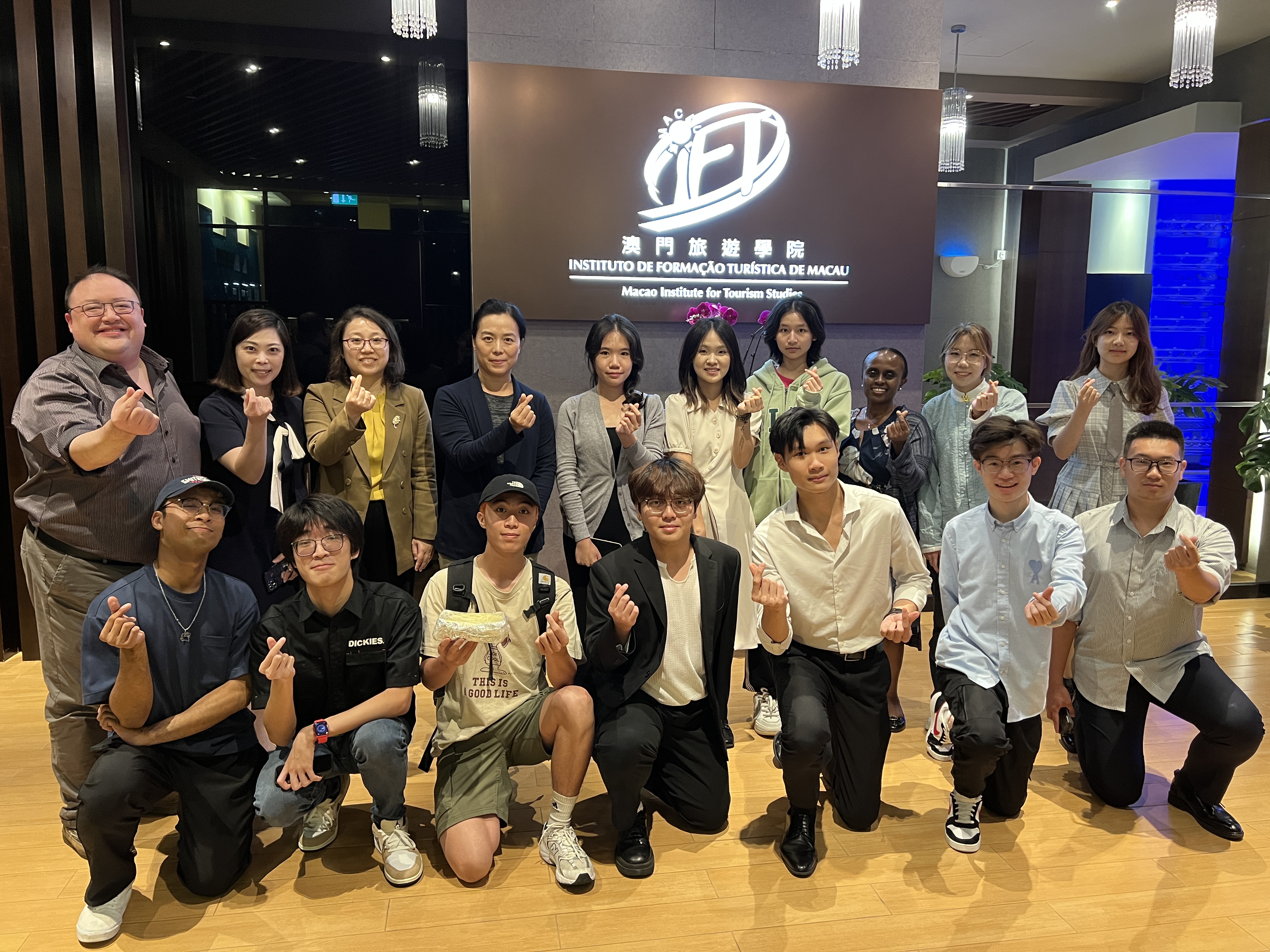 酒店管理学校师生代表共进晚餐