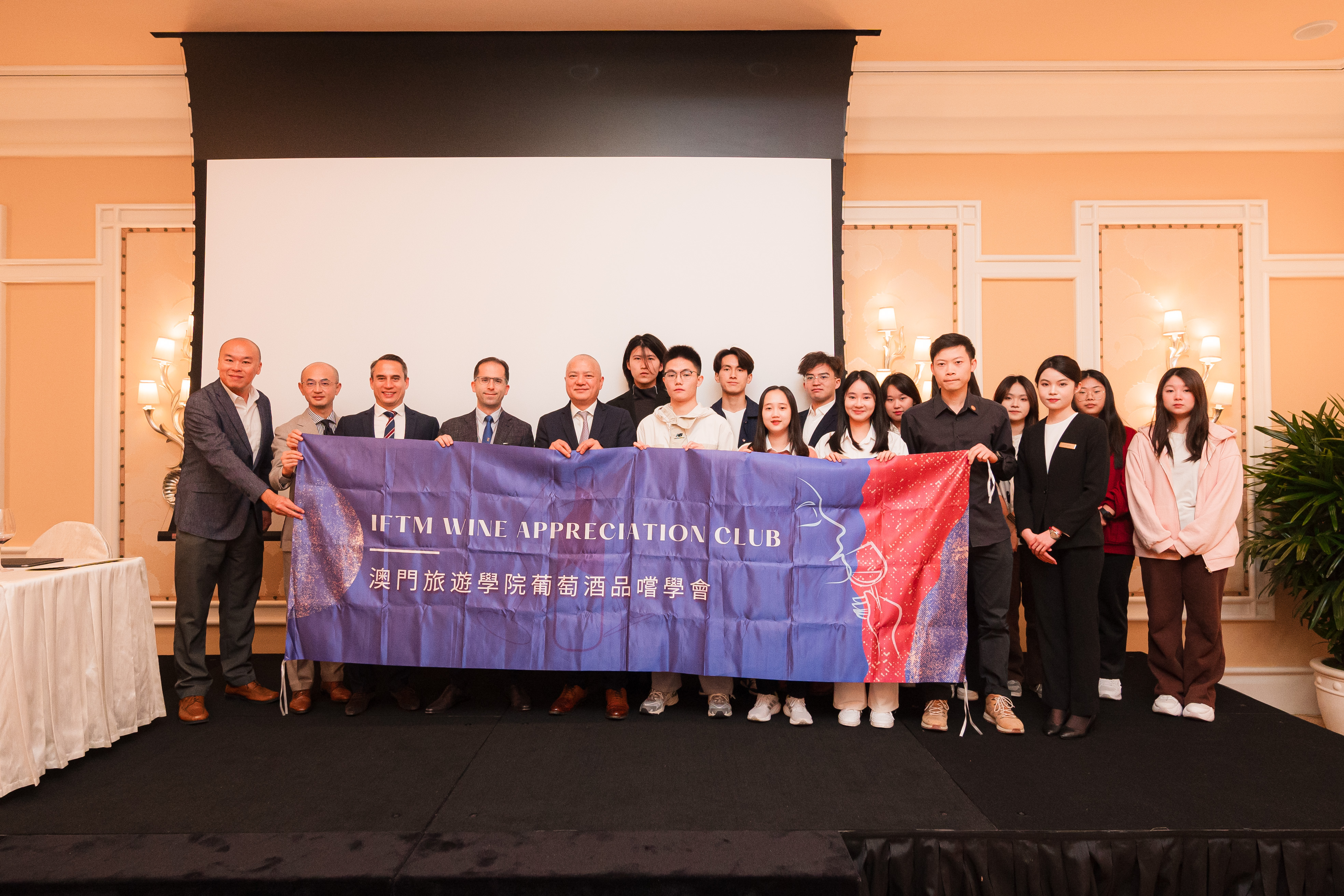 澳旅院学生向山东着名酒庄学习酿酒知识