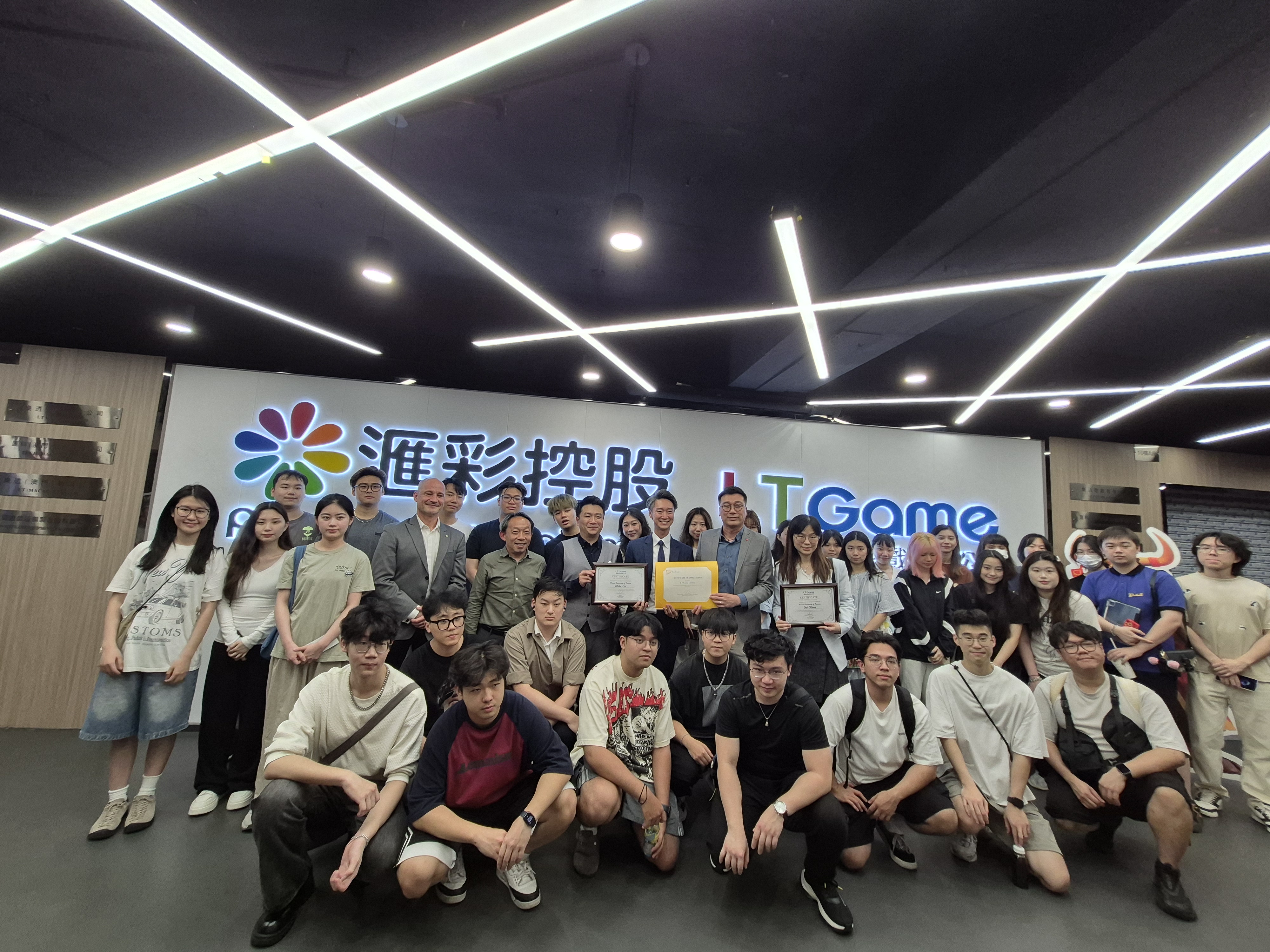 澳旅大学生考察乐透游戏有限公司展厅体验人工智能科技创新