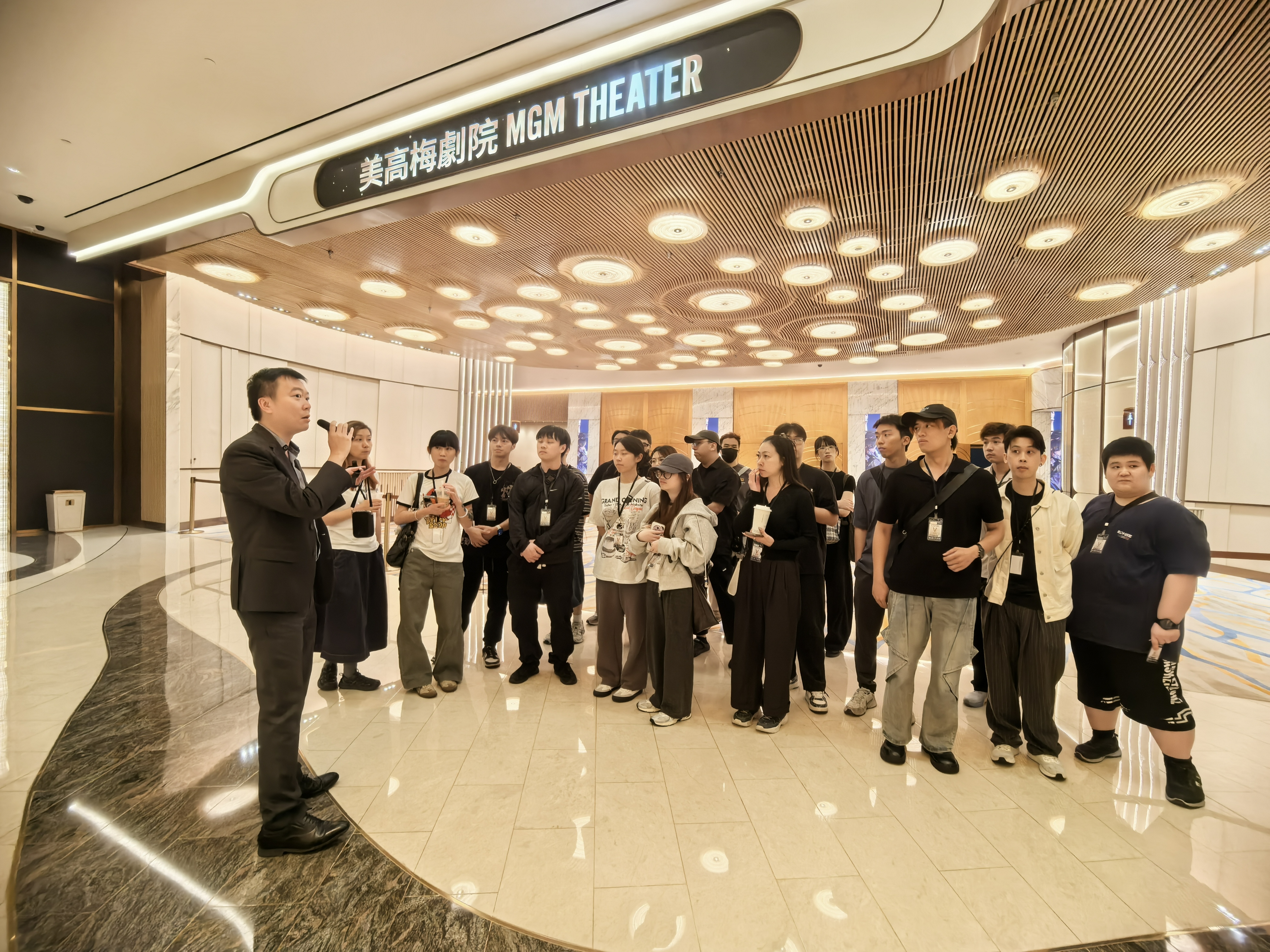 澳旅大师生走访美高梅探索综合度假村高效管理与科技应用