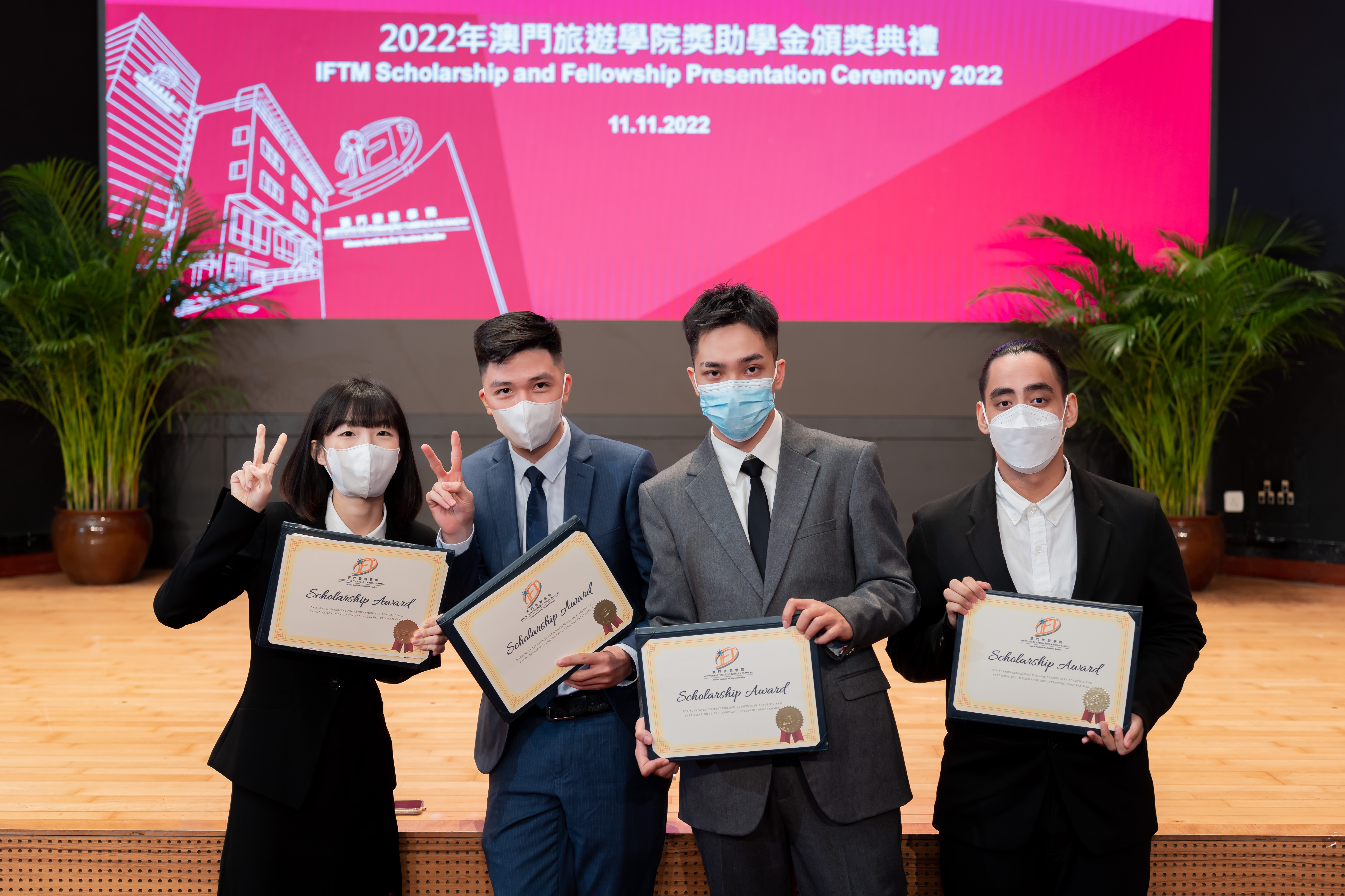 酒店管理学校为获奖的优秀学生感骄傲