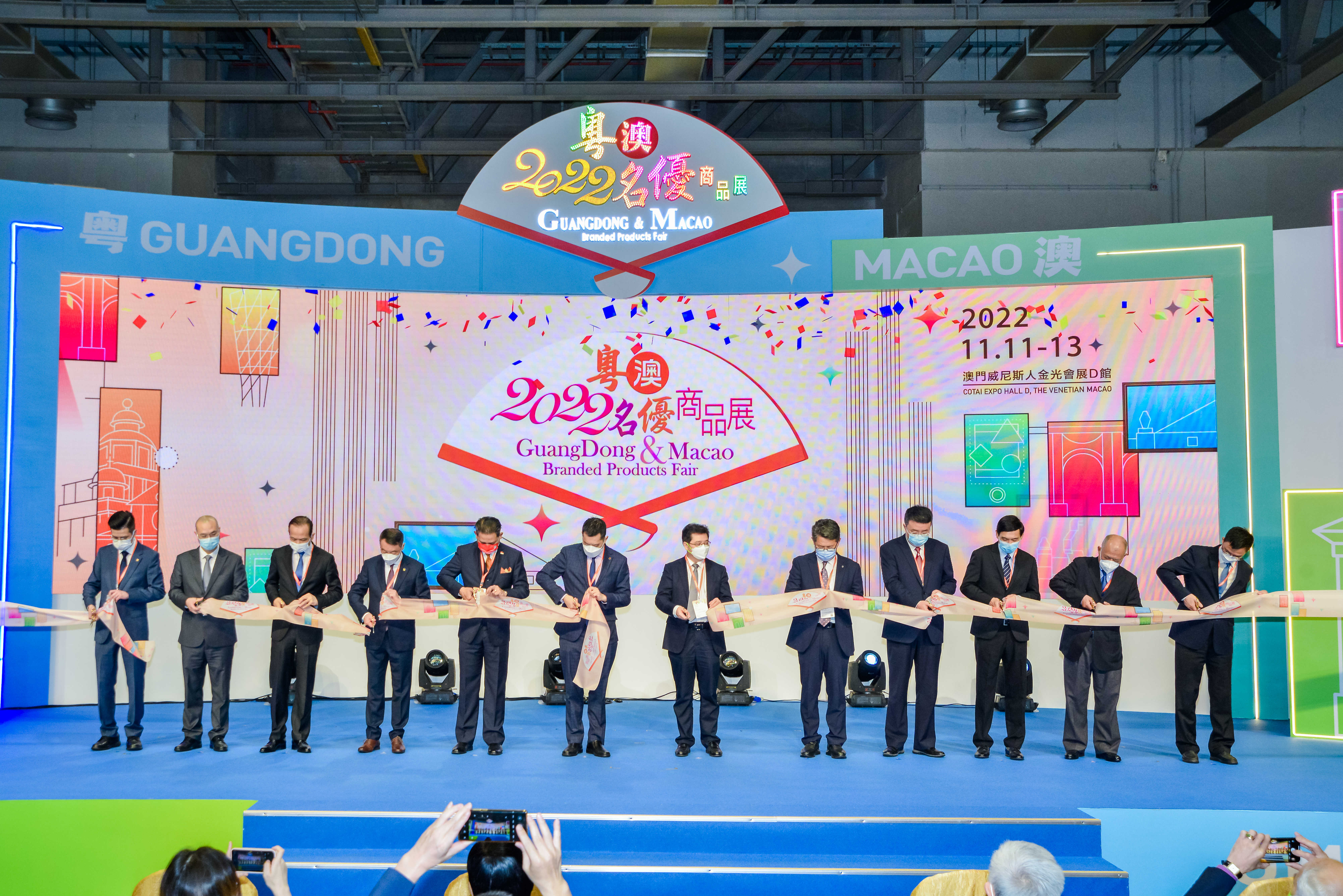 澳旅院讲师为粤澳名优展讲解品酒