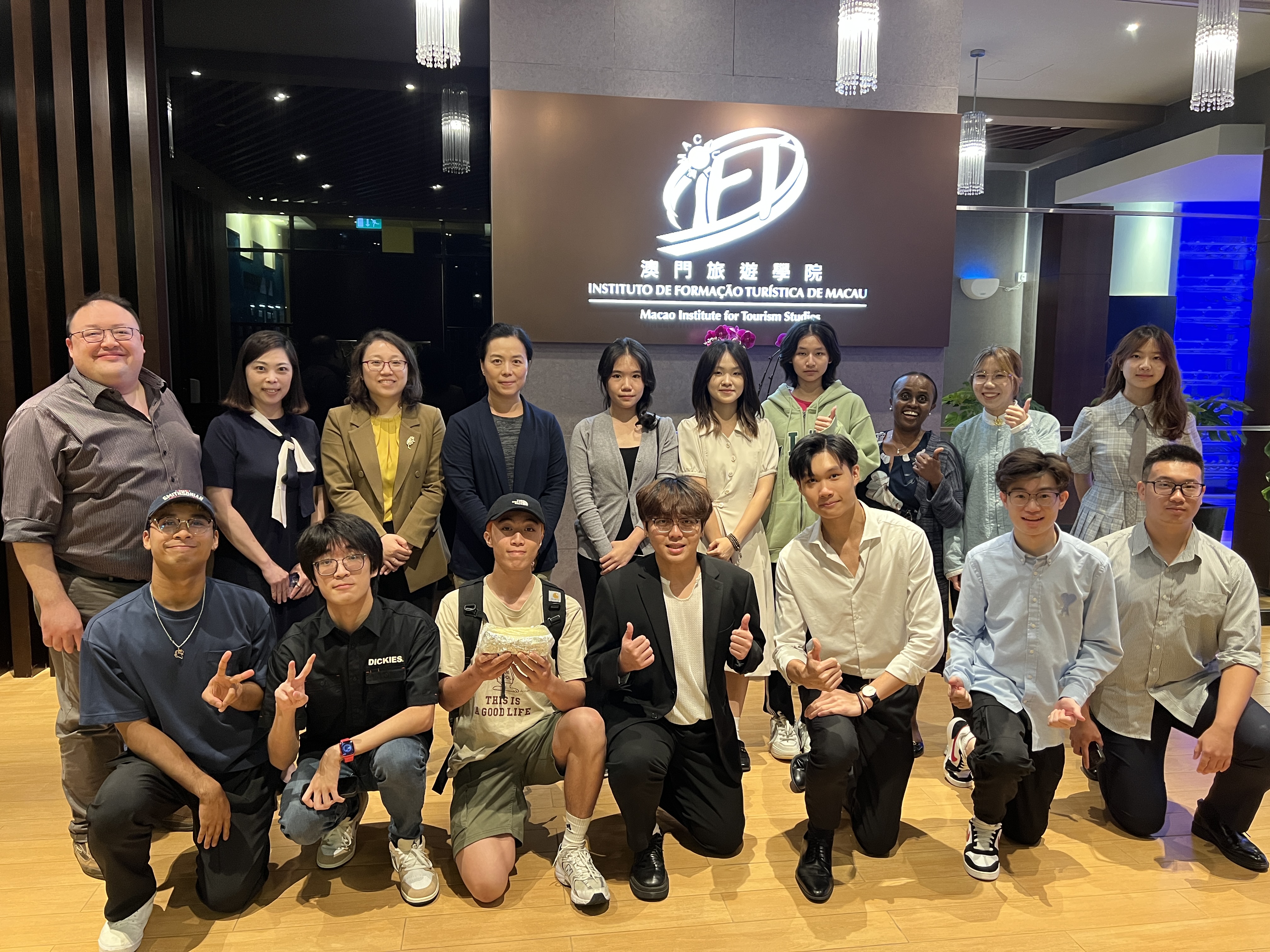 酒店管理學校師生代表共進晚餐