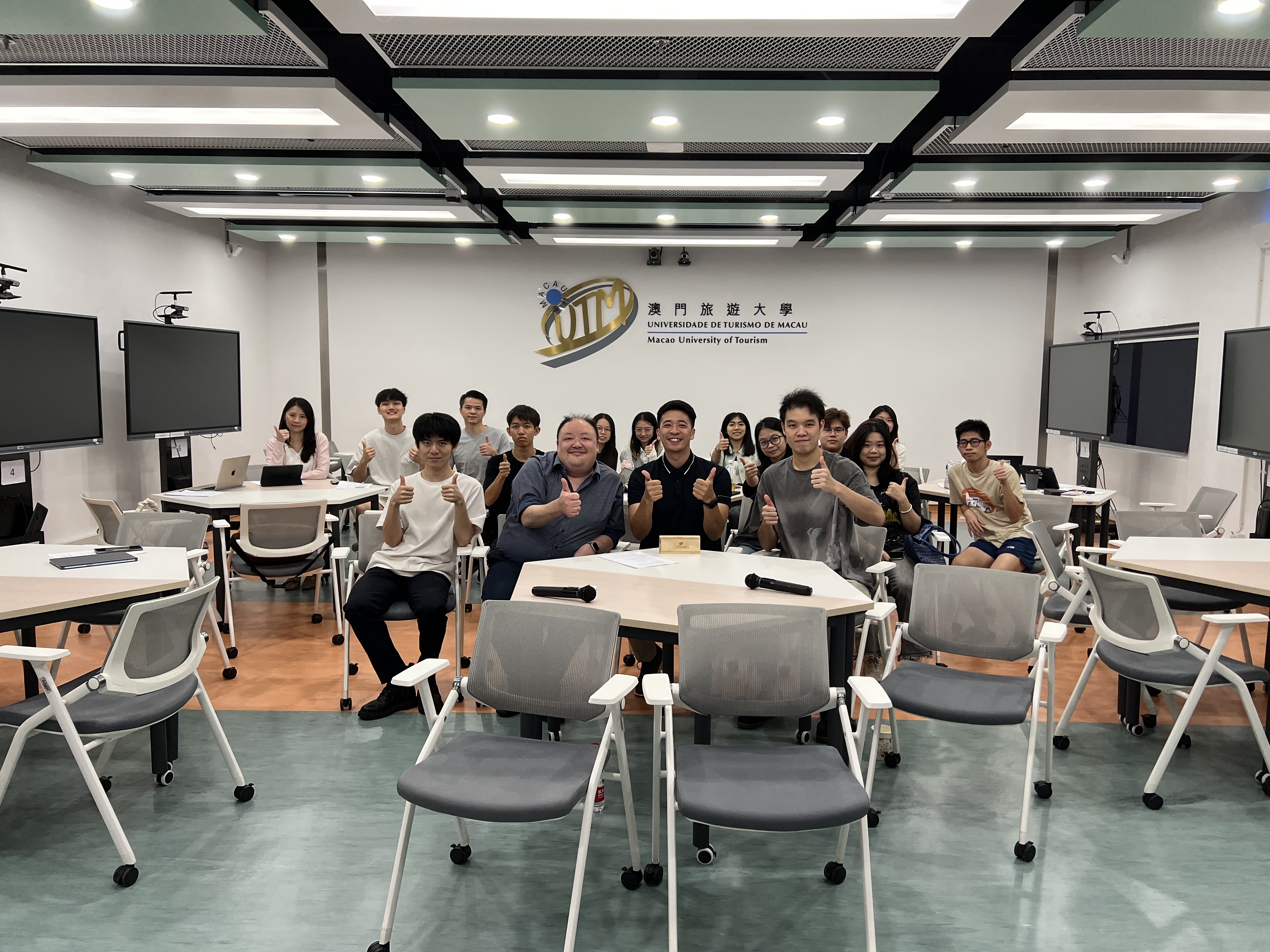 MR.J和澳旅大學生分享創業經驗及交換意見