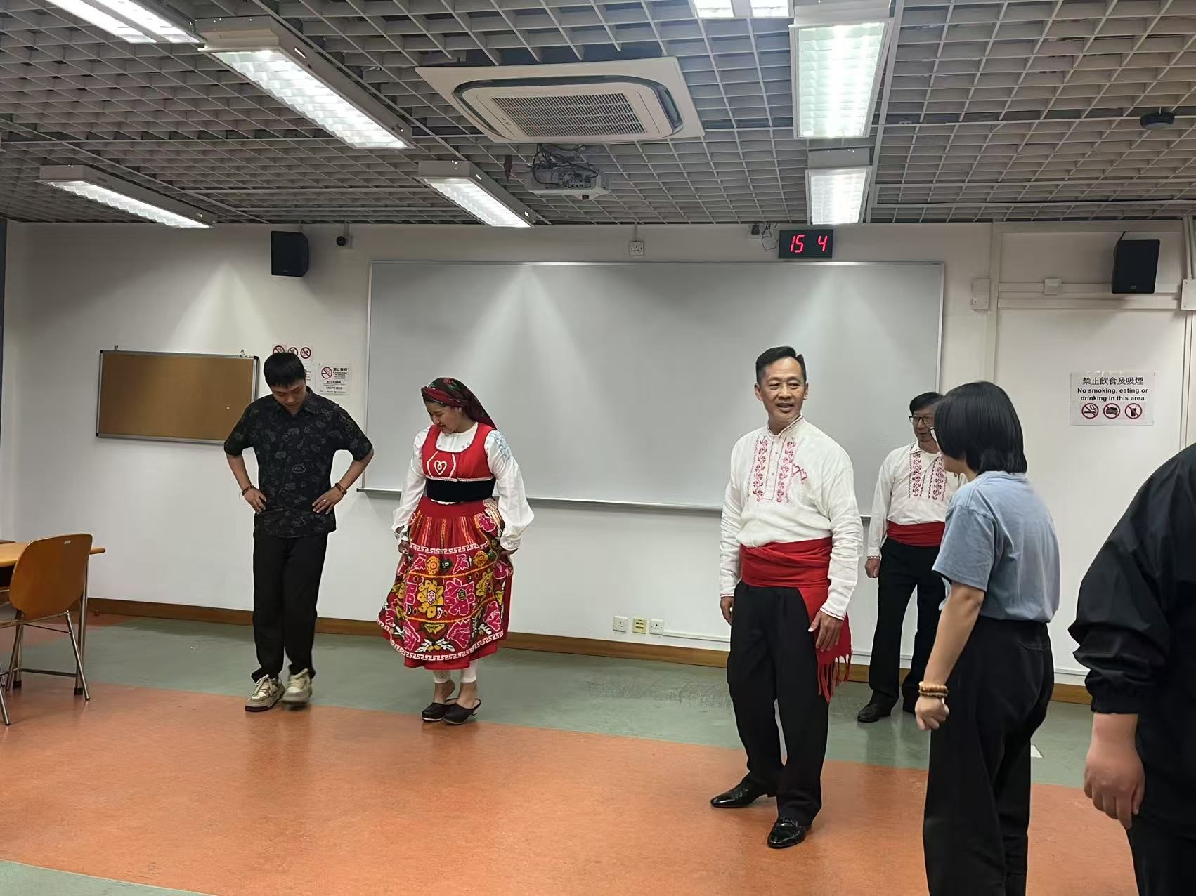 澳門旅遊大學課室裡的葡萄牙土風舞