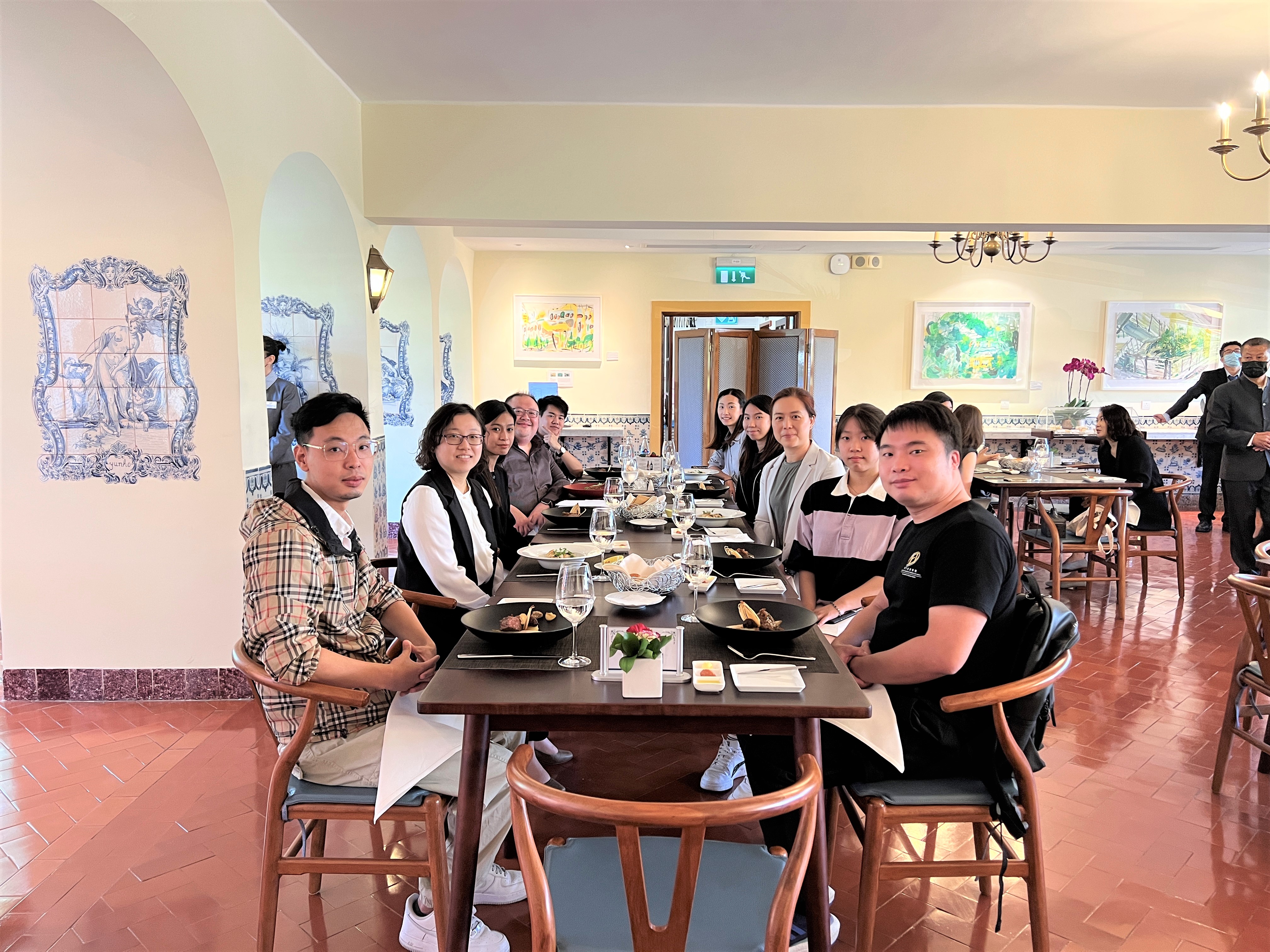 酒店管理學校安排與班級學生代表、校長和課程主任共進晚餐