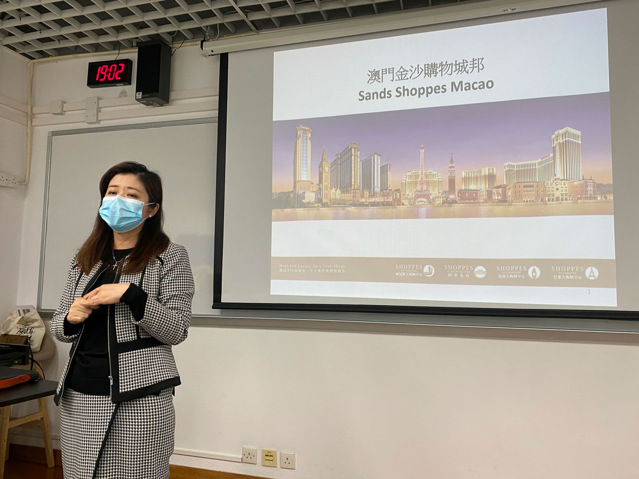 Bachelor's Degree Programmes(Chinese Medium) students learn about mall management from Sands China executive